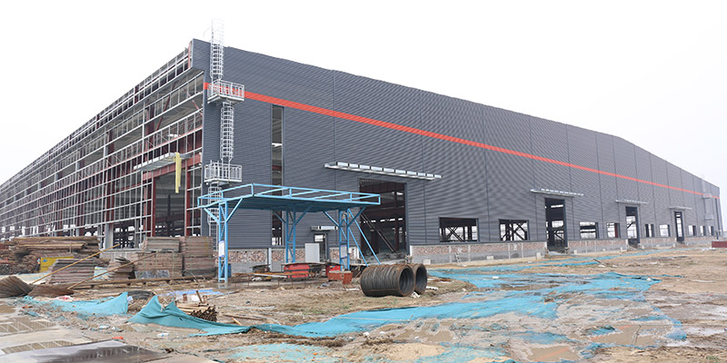 永利yl234555万平钢结构厂房外墙施工