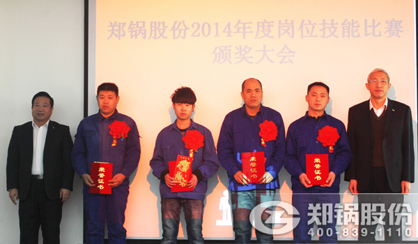 副总裁张文辉、总司理杨予华为获奖第二名员工胡胜伟、吴鹏飞、刘卫锋等揭晓声誉证书