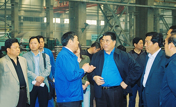 原河南省省长李成玉、、副省长史济春在公司车间视察事情